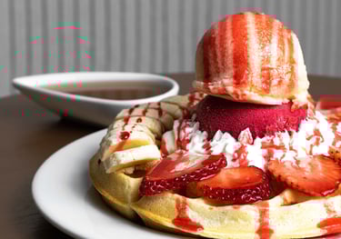 Delicioso waffle con fresas banana y helado con crema