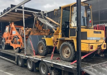 Radlader auf Tieflader mit Zubehör für Transport