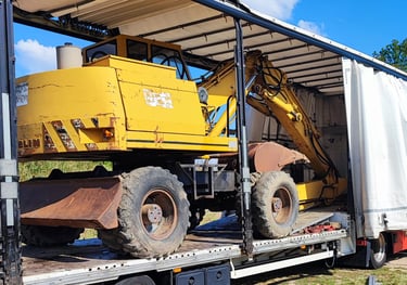 Transport Kettenbagger auf Tieflader