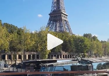 Casamento em barco no Rio Sena, em frente à Torre Eiffel, em Paris, França