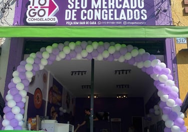 Arco de balões decorando a entrada de loja durante inauguração com cores personalizadas.