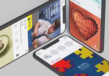 Tres pantallas de móvil en distintas posiciones mostrando distintas campañas en redes sociales