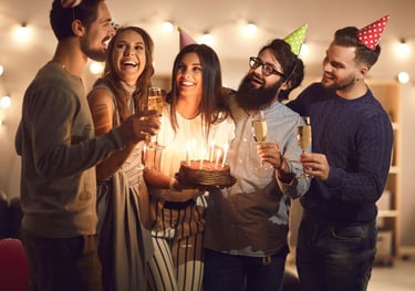 groupe d'amis lors d'un fête d'anniversaire