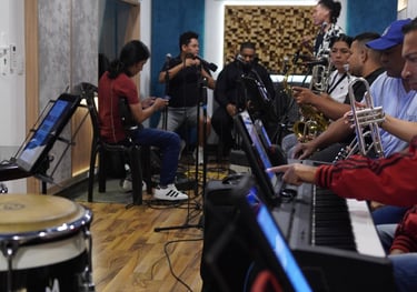 Músicos ensayando en estudio de grabación monochrome records