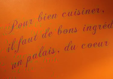 Phrase, lettrage décoratif peint sur mur intérieur, idéal pour votre restaurant ou votre déco.