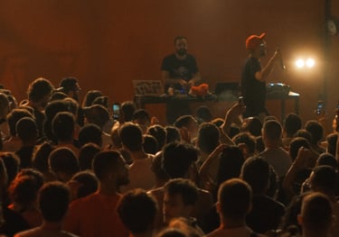 a man standing in front of a crowd of people, dj, rapper, beatlalipos, chyno, concert, farewell part