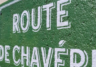 Panneau de rue vert peint directement sur crépi de façade, Jura (39)