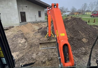 Pirmiausia nuimamas augalinis sluoksnis (juodžemis) iki kieto grunto (molio ar smėlio)