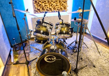 bateria en estudio de grabación monochrome records