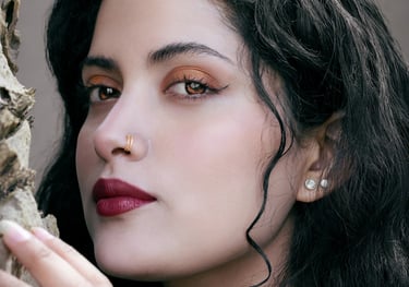 Retrato cercano de una mujer blanca hermosa con ojos de color dorado como si fuera una vampira