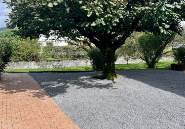 <img src="cour-pave-gravier-saint-ferreol.jpg" alt="Aménagement d’une cour en pavés et gravier par p