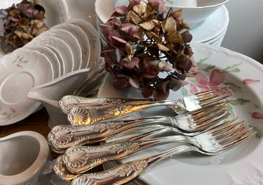 Une table avec des couverts et des assiettes