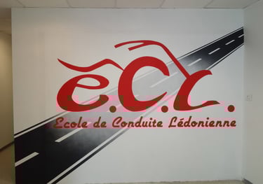 Illustration et logo peint sur mur intérieur pour une école de conduite à Lons-le-Saunier (39).