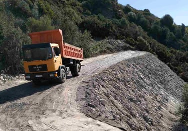 Φορτηγό κινείται σε χωματόδρομο