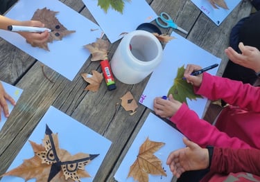 Niños haciendo un taller divertido con hojas secas y aprendiendo acerca de la naturaleza