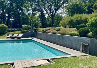 <img src="entretien-massif-piscine-saint-jorioz.jpg" alt="Entretien de massif fleuri près d’une pisc