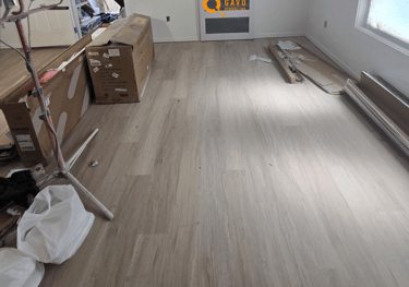 Techo renovado con diseño escalonado e iluminación arquitectónica integrada, en espacio interior rem