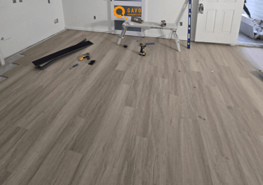 Instalación de puerta corrediza moderna para optimizar el espacio interior, en proyecto de remodelac