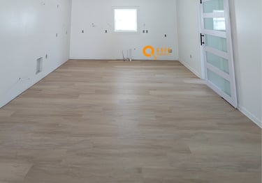 Cocina con diseño de techo iluminado y distribución amplia para aprovechar el  espacio