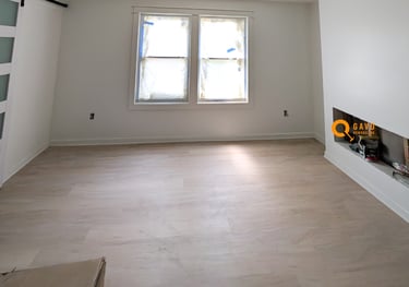 Espacio de sala con chimenea empotrada diseño limpio y moderno Gavo Remodeling Llc