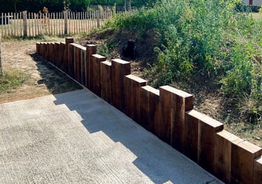 <img src="muret-chene-saint-jorioz.jpg" alt="Construction d’un muret de soutènement en poutres de ch
