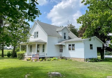 White Farm House Short Term Rental Knoxville Illinois