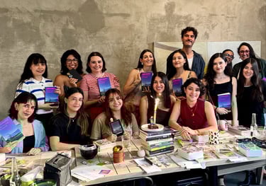 Miembros del Club Cooltura Literaria con el libro Todos los fines del mundo de Andrea Chapela.