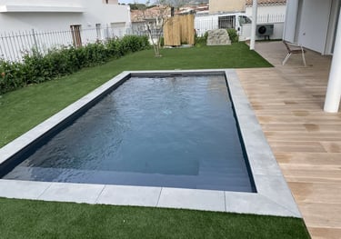 Piscine en pierre avec plage en bois réalisé par EGPR