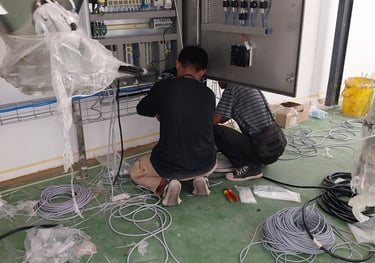 Instalasi sistem MEP dan HVAC pabrik industri dikerjakan oleh tim ahli PT. Saka Inti Persada