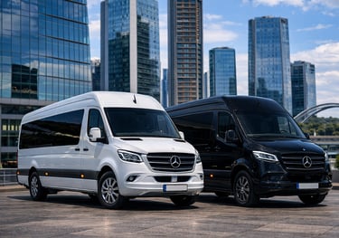 Balti ir juodi Mercedes-Benz mikroautobusai miesto verslo kvartale