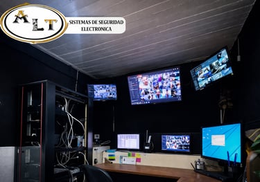 Centro de operaciones profesional con monitores de CCTV y un rack de servidores para vigilancia.