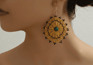 arete amarillo hecho a mano con chaquiras y piedra natural en modelo