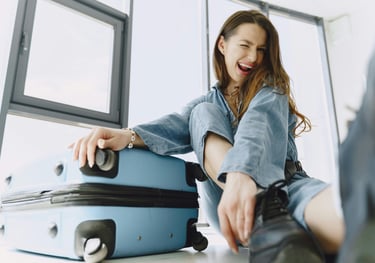 estudante de intercâmbio e sua mala azul