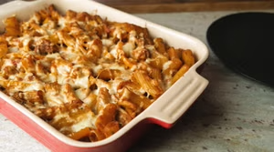 Dieses Fajita-Hähnchen – in Form eines Nudelauflaufs mit reichlich Käse 