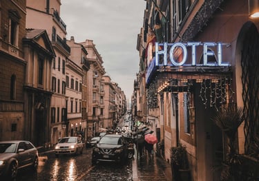 Ícone representando hospedagem em hotéis e acomodações durante a viagem.