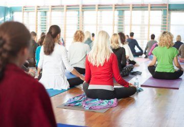 Groupe recevant une séance de relaxation collective guidée par l'hypnose.