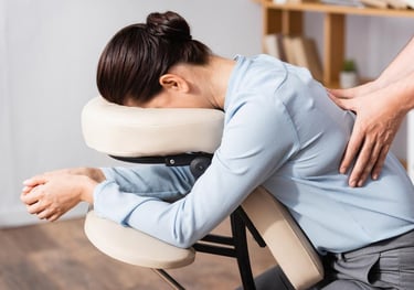Personne recevant un massage amma-assis en entreprise
