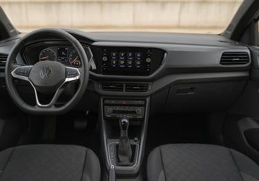 Interior de modelos Volkswagen usados – acabamento, volante multifuncional e central multimídia