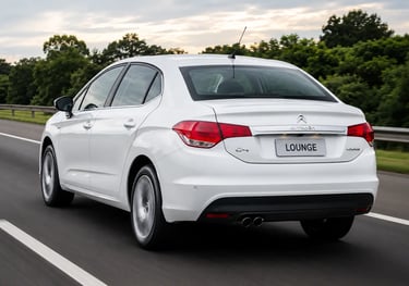 Traseira do Citroën C4 Lounge 2017 branco em rodovia destacando o design traseiro