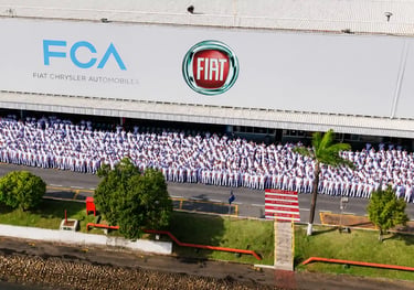 Funcionários reunidos em frente à fábrica da Fiat em Betim, Minas Gerais.