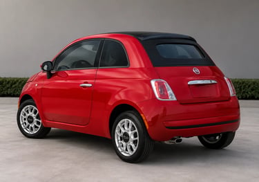 Fiat 500 vermelho visto de traseira em showroom externo com visual moderno e elegante.