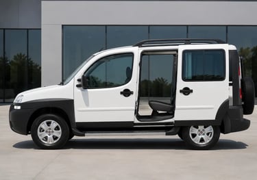 Fiat Doblò branco com porta lateral de correr aberta em showroom externo moderno