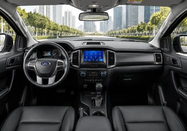 Interior da Ford Ranger Black com bancos em couro, câmbio automático e central SYNC 3