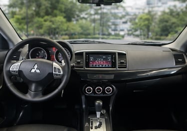 interior Mitsubishi Lancer HL-T 2019 com painel, volante multifuncional e central multimídia