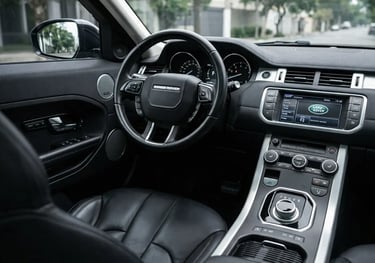 Interior da Range Rover Evoque 2012 com painel, volante multifuncional e acabamento premium