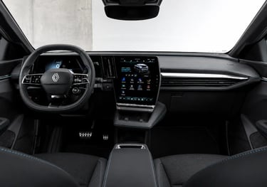 Interior do Renault Megane E-Tech 2026 com painel digital e central multimídia