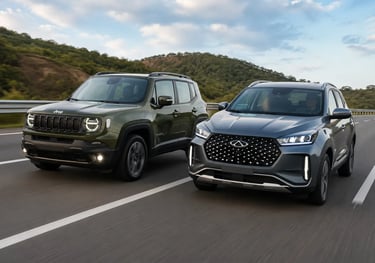Jeep Renegade MHEV e Tiggo 5X Hybrid lado a lado em movimento na rodovia
