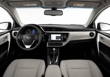 Painel do Toyota Corolla 2019 com volante, multimídia e câmbio automático em destaque