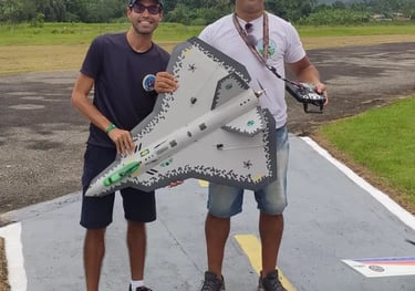 aeromodelista segurando sua aeronave