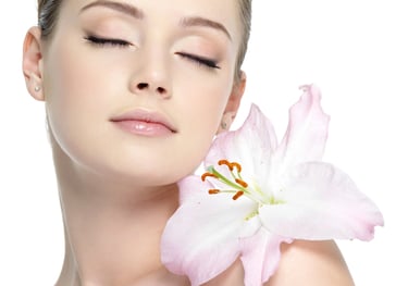 Yüz gençleştirme uygulamalarıyla daha canlı bir görünüm